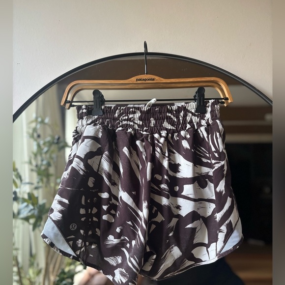 LULULEMON | hotty hot lined shorts | size 6 - Picture 4 of 5